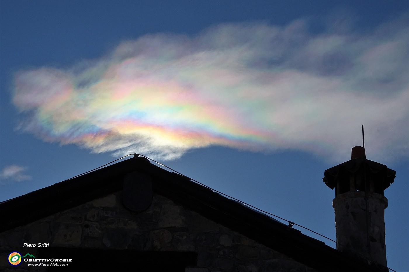 14 Nuvoletta solitaria con i colori dell'arcobaleno.JPG